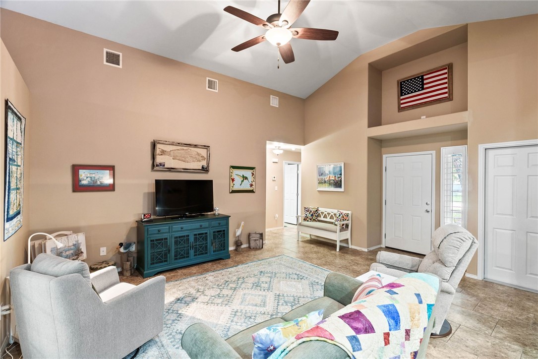 105 Pecan Harbor St Property Photo 5