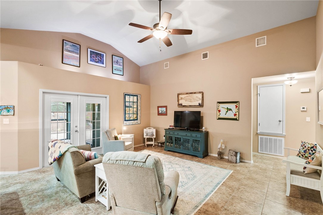 105 Pecan Harbor St Property Photo 6