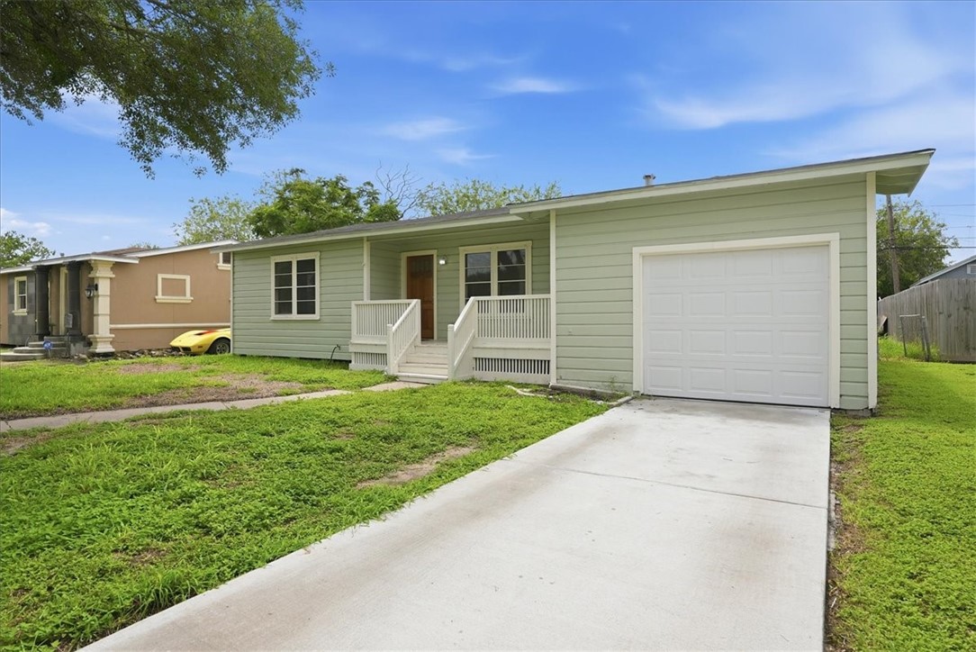 1049 Deforrest St Property Photo 3