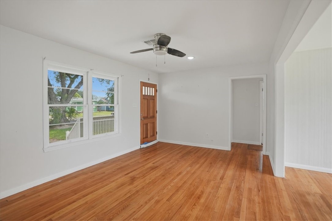 1049 Deforrest St Property Photo 4