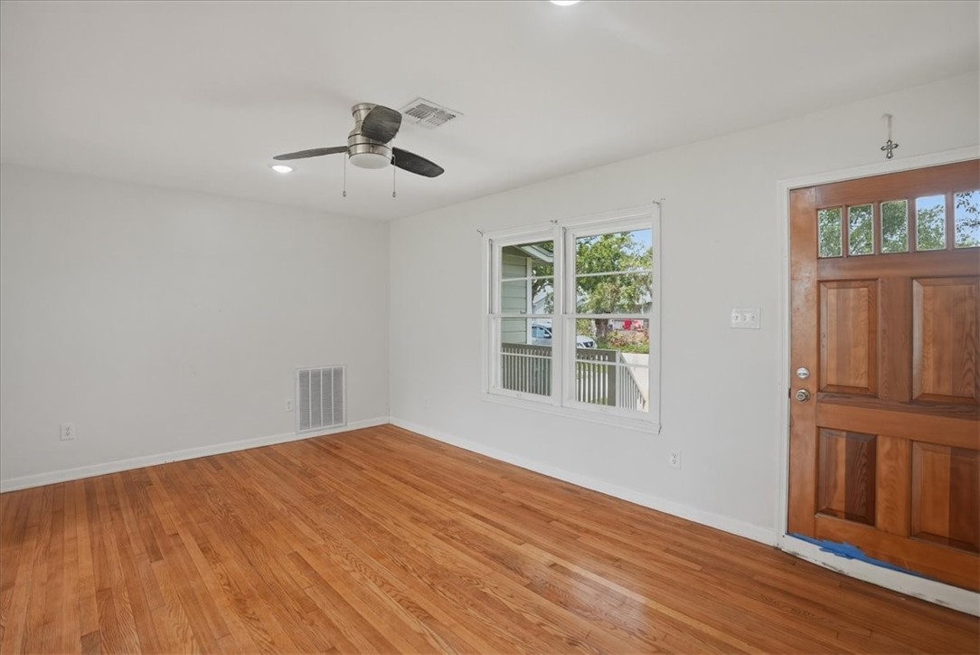 1049 Deforrest St Property Photo 5