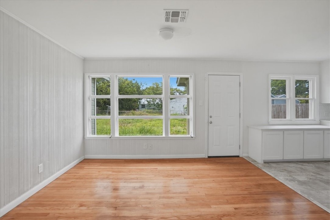 1049 Deforrest St Property Photo 6