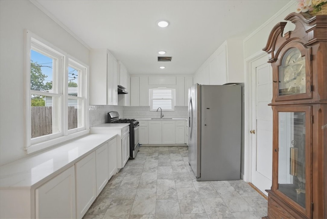 1049 Deforrest St Property Photo 8