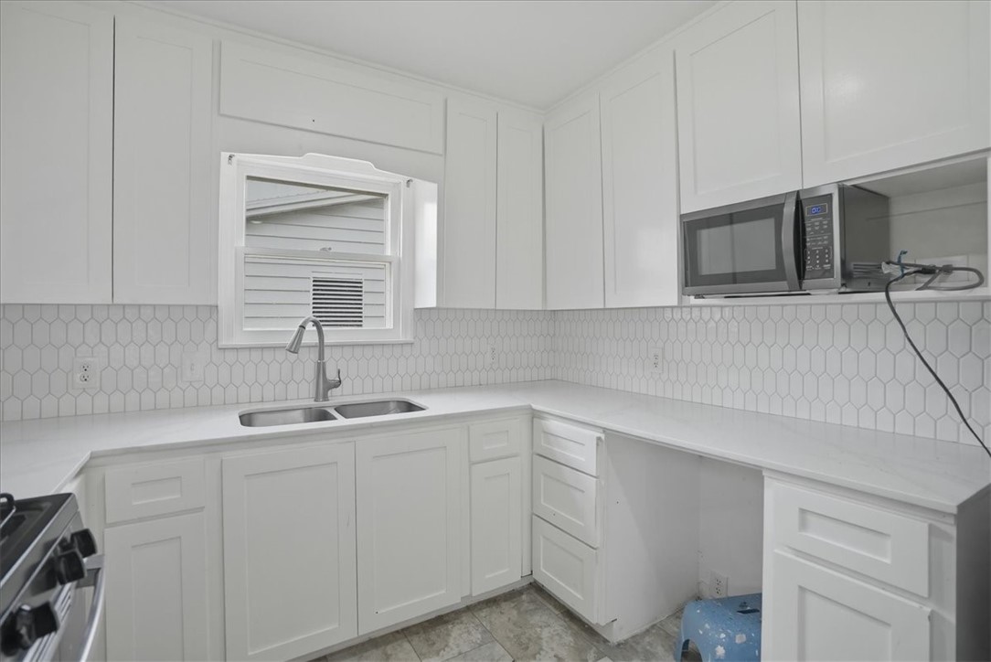 1049 Deforrest St Property Photo 10