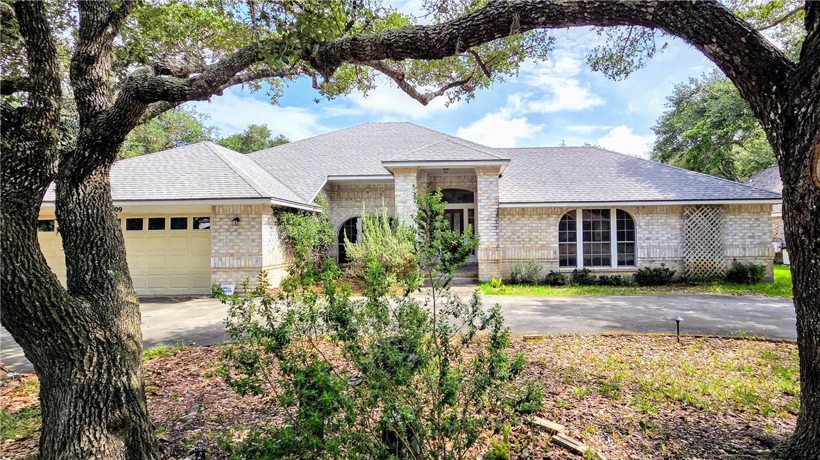 409 Champions Dr Property Photo 2