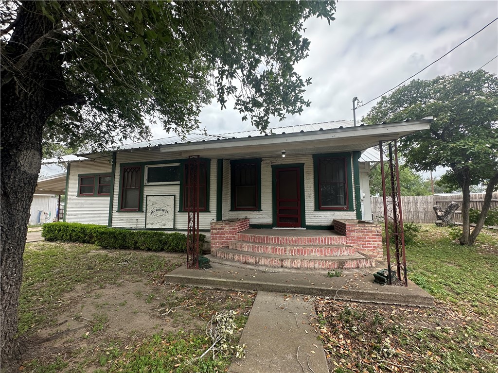 206 Hinton Property Photo 1