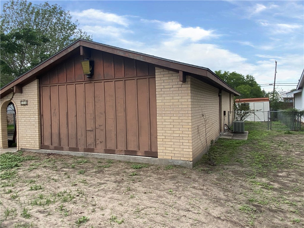 908 Fannin St Property Photo 2