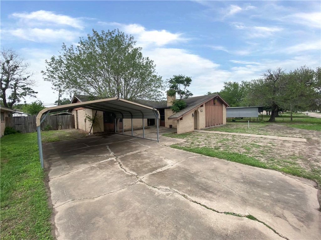 908 Fannin St Property Photo 3