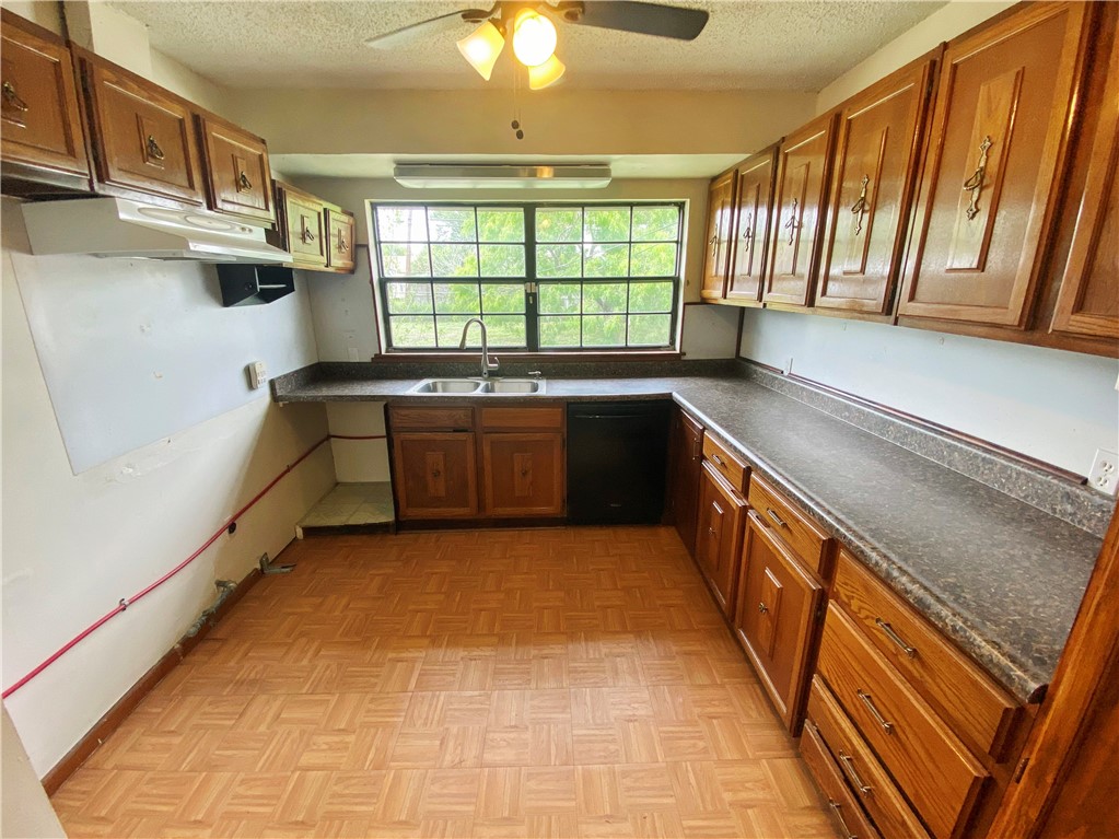 908 Fannin St Property Photo 4