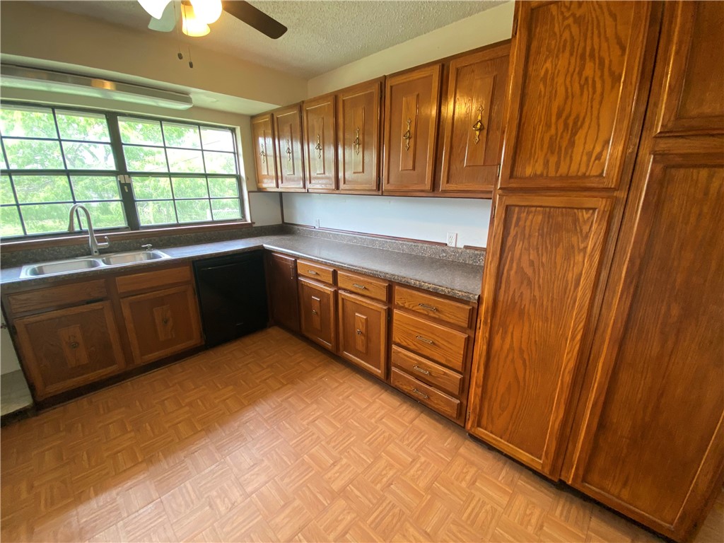 908 Fannin St Property Photo 5