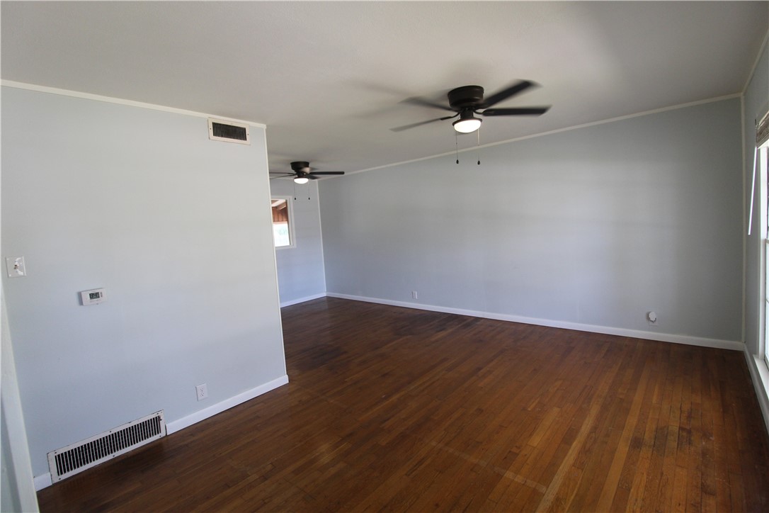 519 Field Ave Property Photo 4