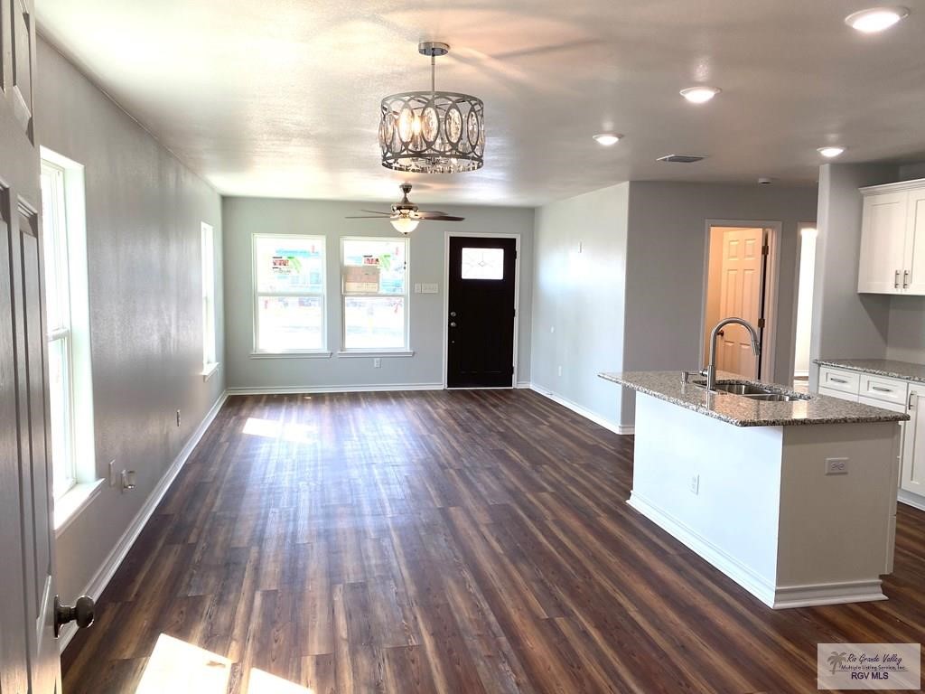 910 Dolores St Property Photo 2