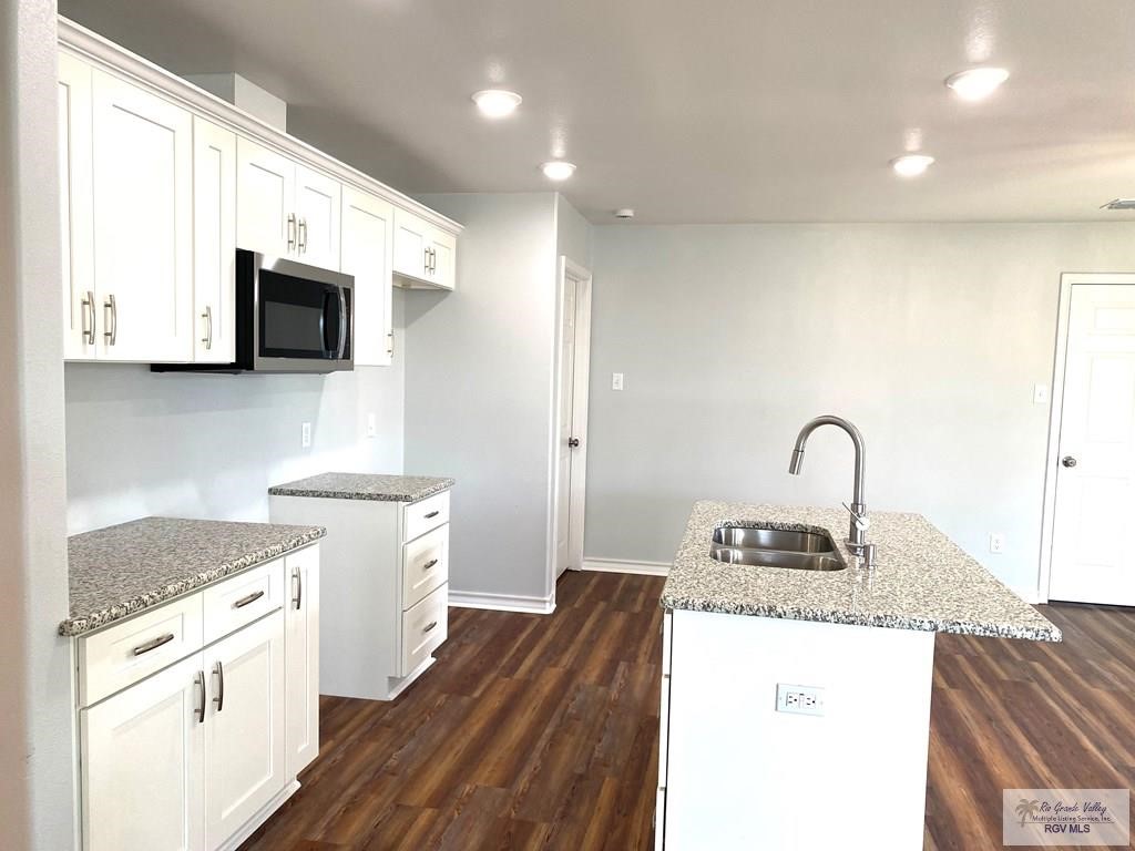 910 Dolores St Property Photo 7