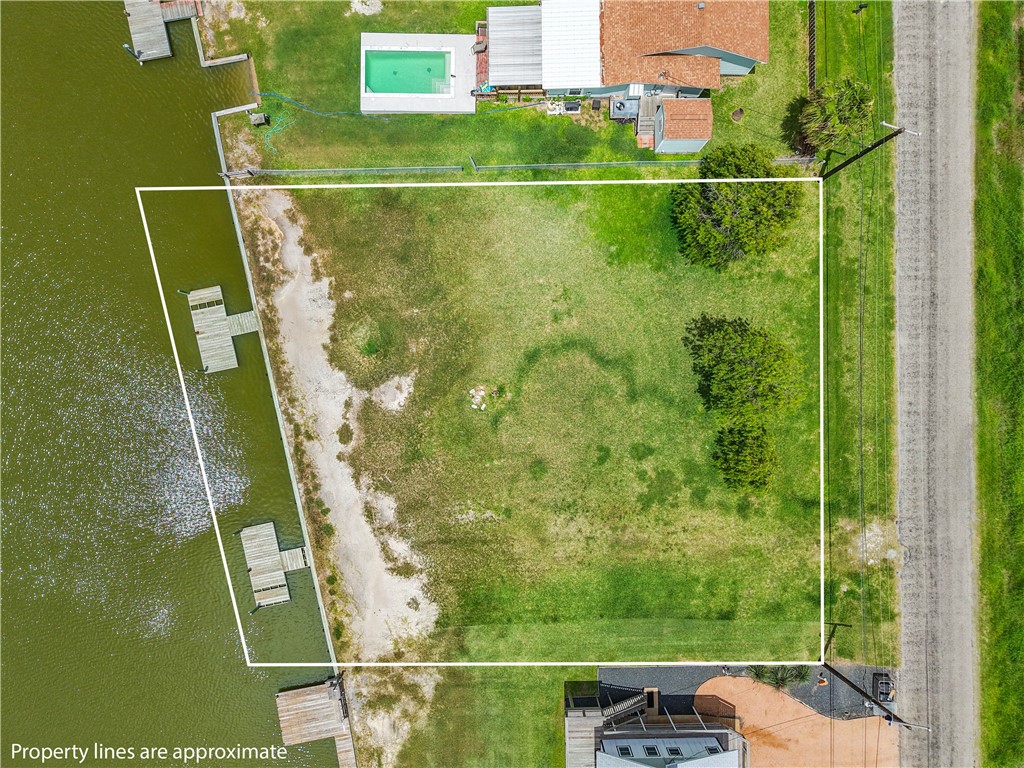 525-527 Copano Cove Property Photo 4