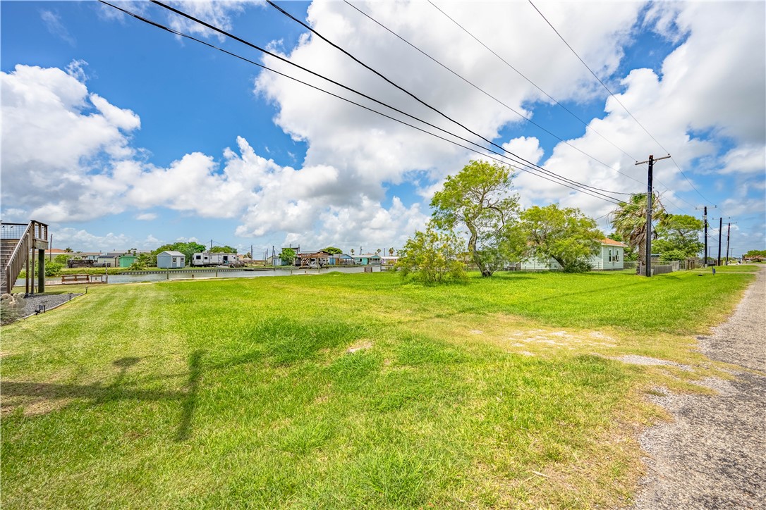525-527 Copano Cove Property Photo 13