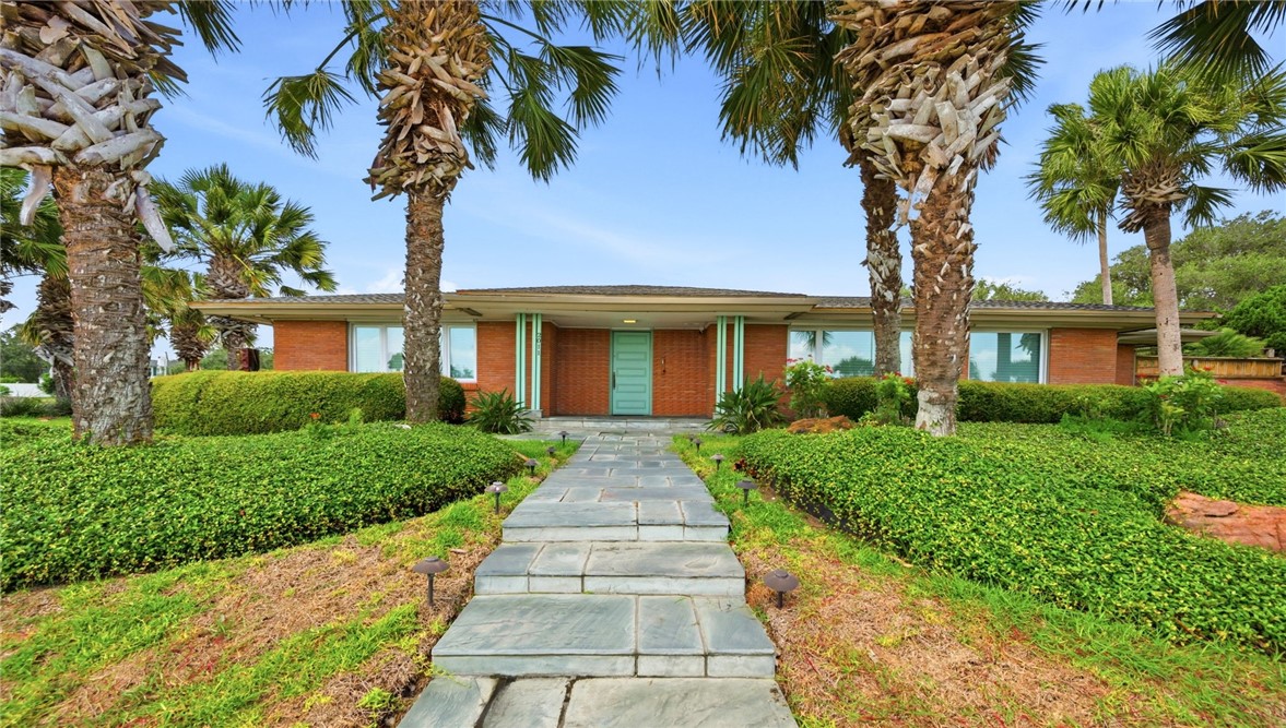 2011 Ocean Dr Property Photo 3