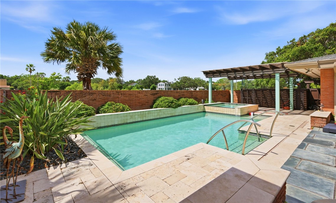 2011 Ocean Dr Property Photo 12