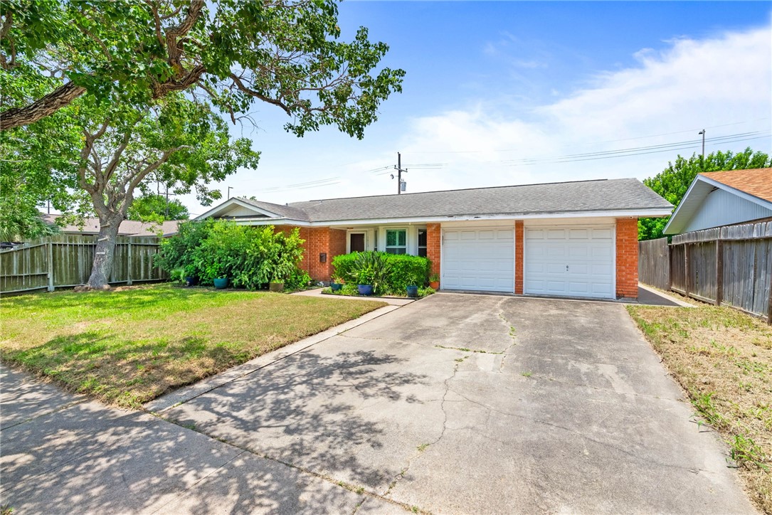 1613 Sandalwood Dr Property Photo 2