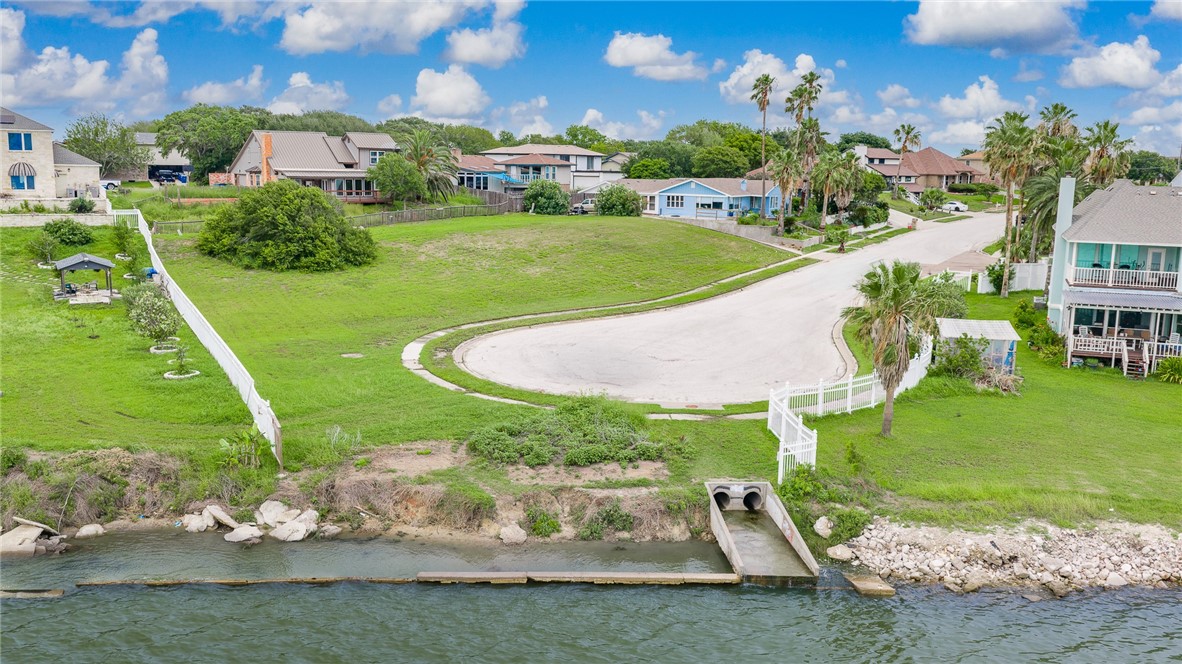 863 Cliff Dr Property Photo 3