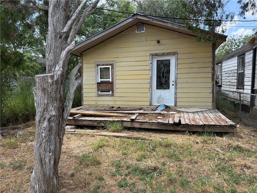 928 Indiana St Property Photo 2