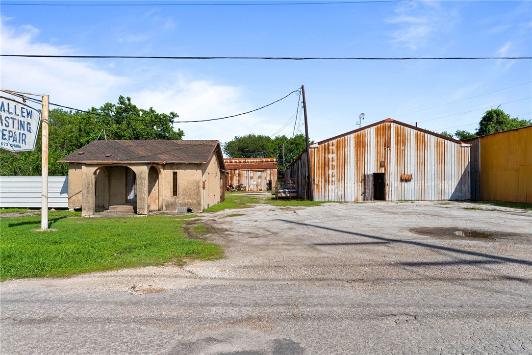 4709 Leopard St Property Photo 6