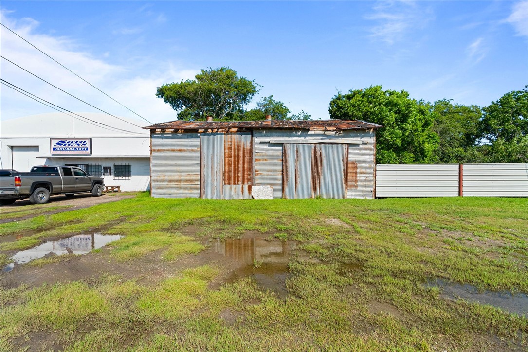4709 Leopard St Property Photo 9