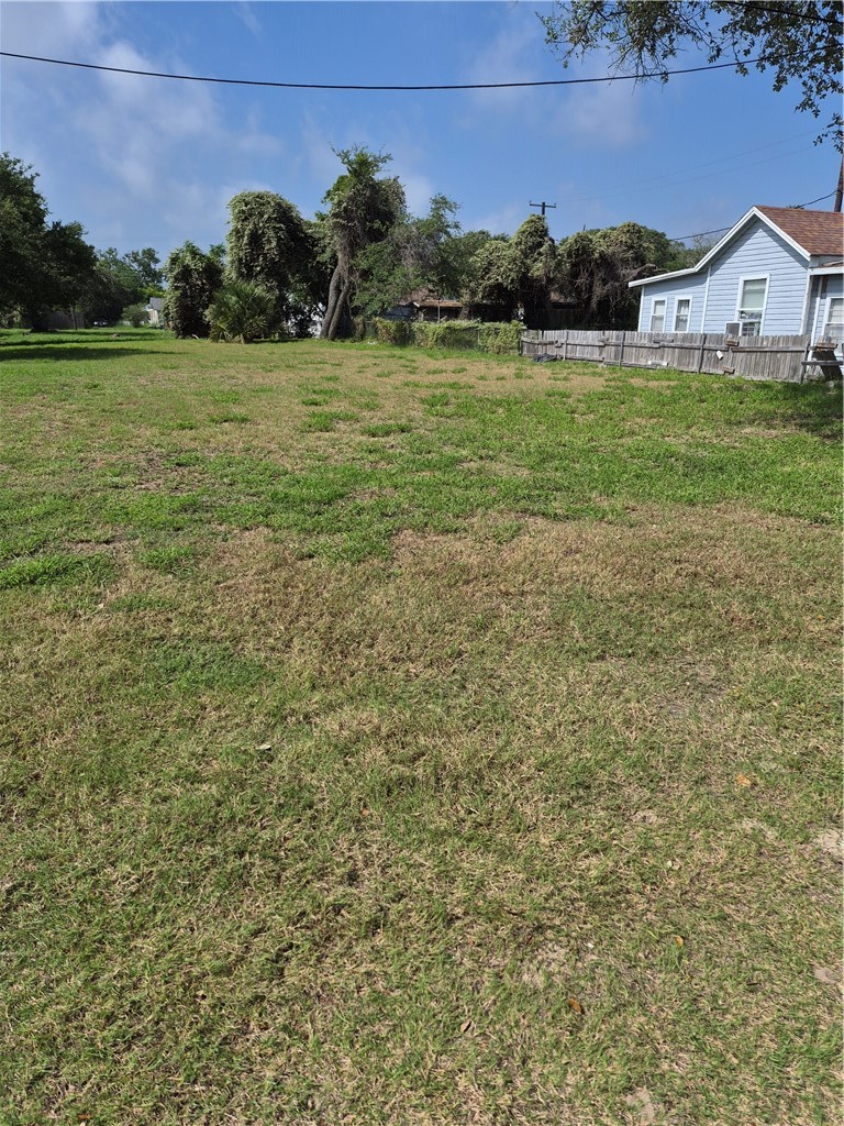 407,405 E Concho St Property Photo 4