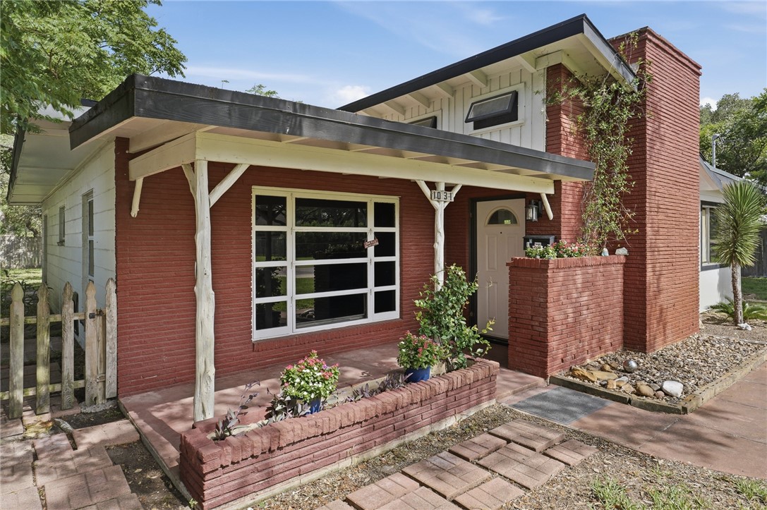 1031 N Live Oak Property Photo 1