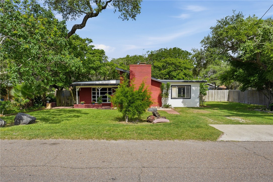 1031 N Live Oak Property Photo 2