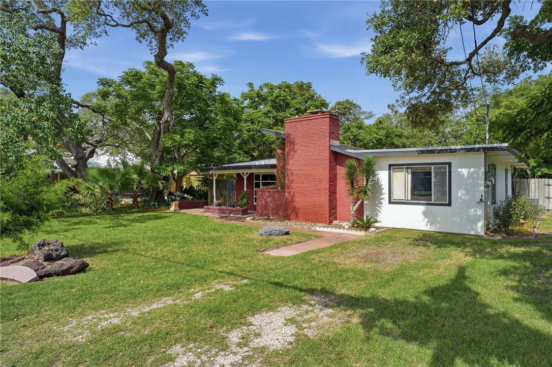 1031 N Live Oak Property Photo 3