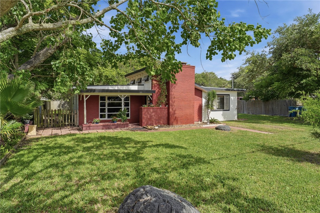 1031 N Live Oak Property Photo 4