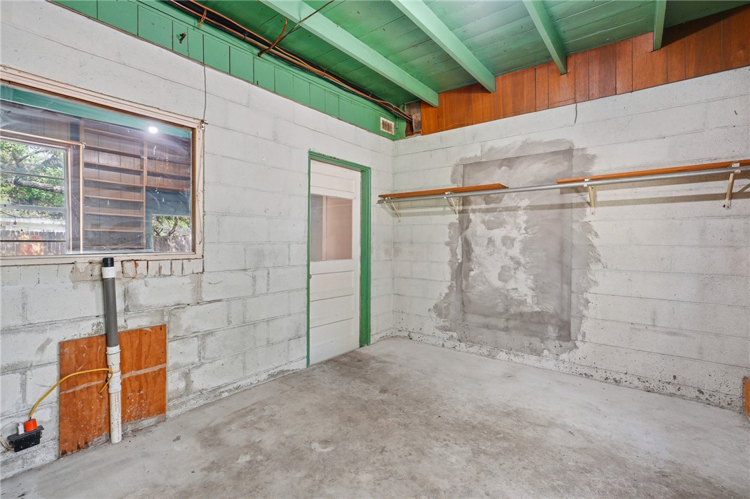 1031 N Live Oak Property Photo 21
