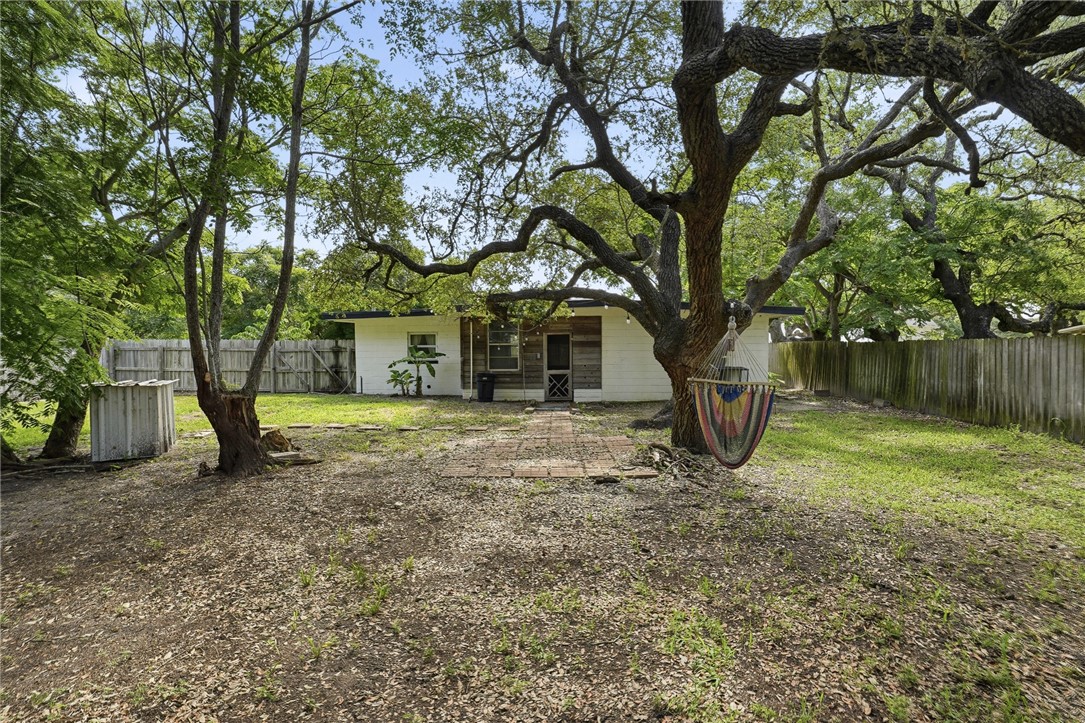 1031 N Live Oak Property Photo 22