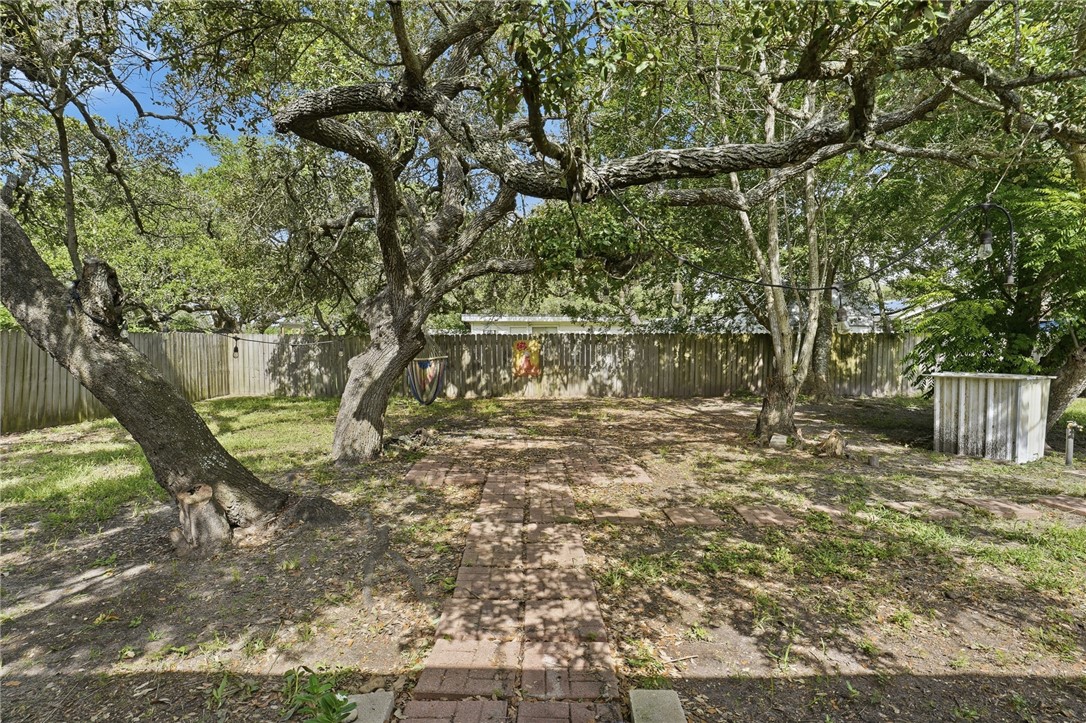 1031 N Live Oak Property Photo 23