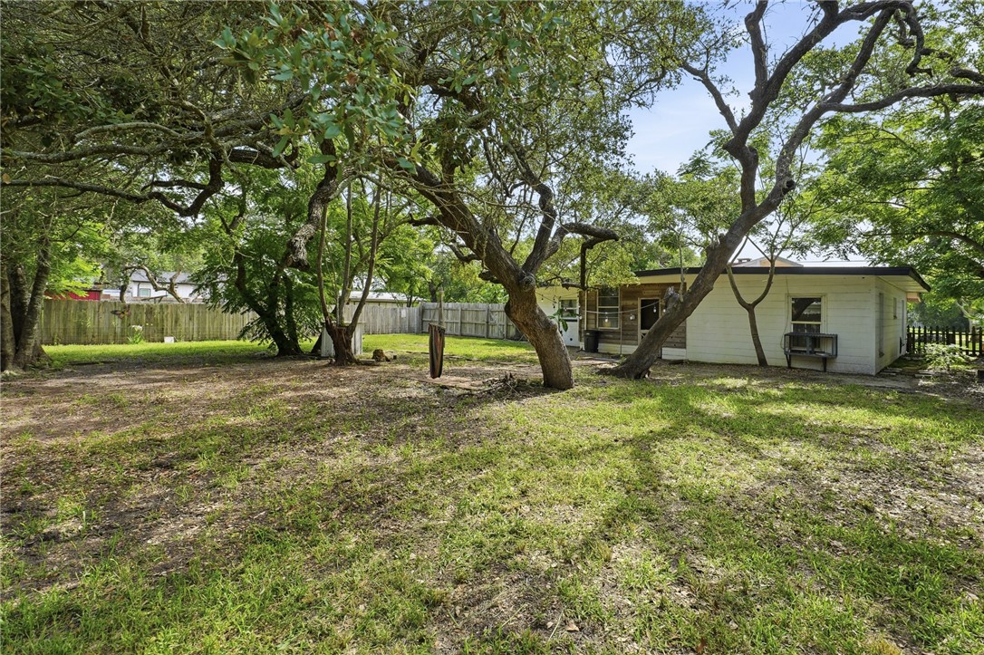 1031 N Live Oak Property Photo 24