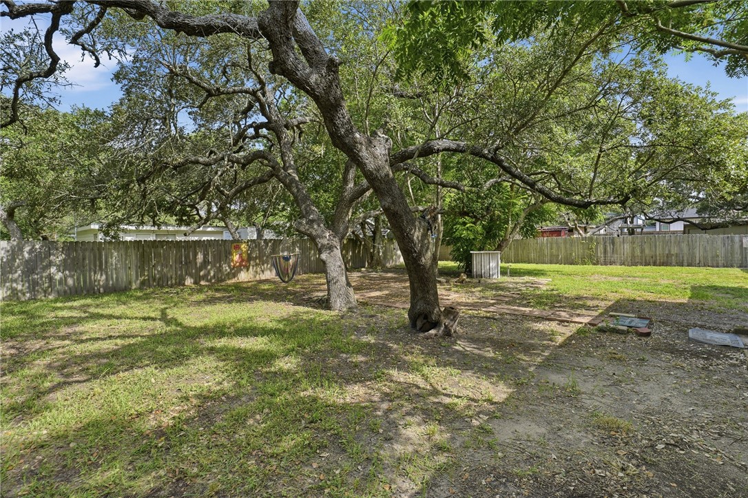 1031 N Live Oak Property Photo 25
