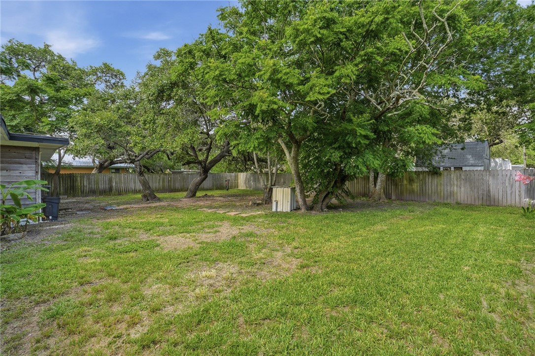 1031 N Live Oak Property Photo 26