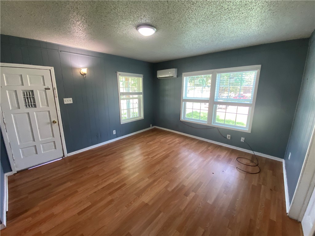 625 W Market St Property Photo 7