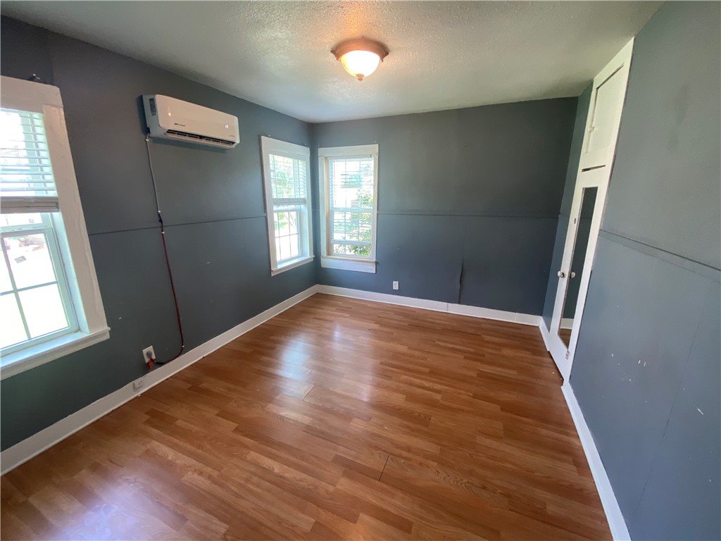 625 W Market St Property Photo 11