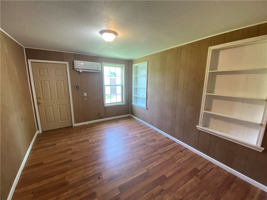 625 W Market St Property Photo 14