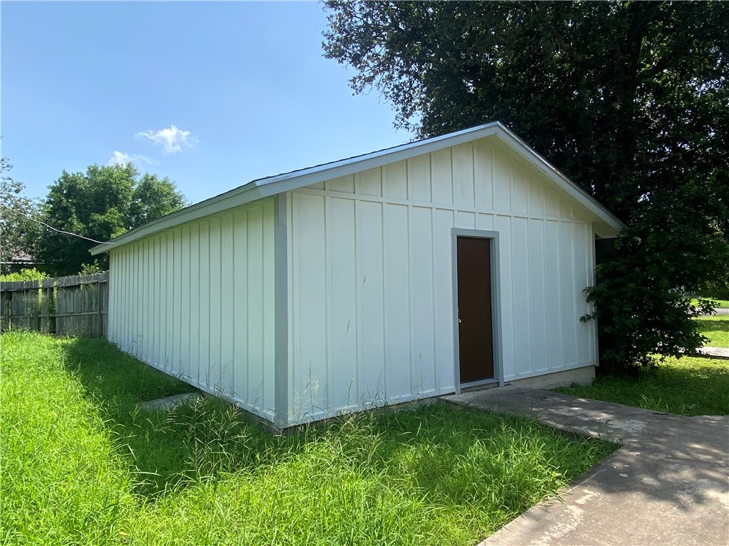 625 W Market St Property Photo 37