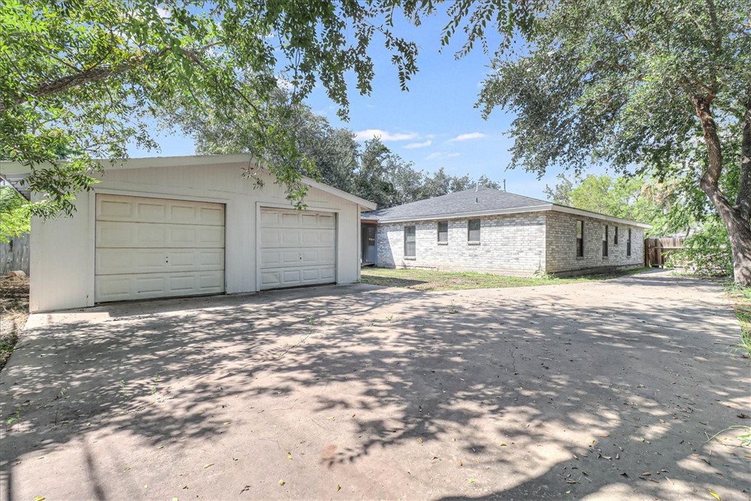 2111 E Lott Ave Property Photo 1