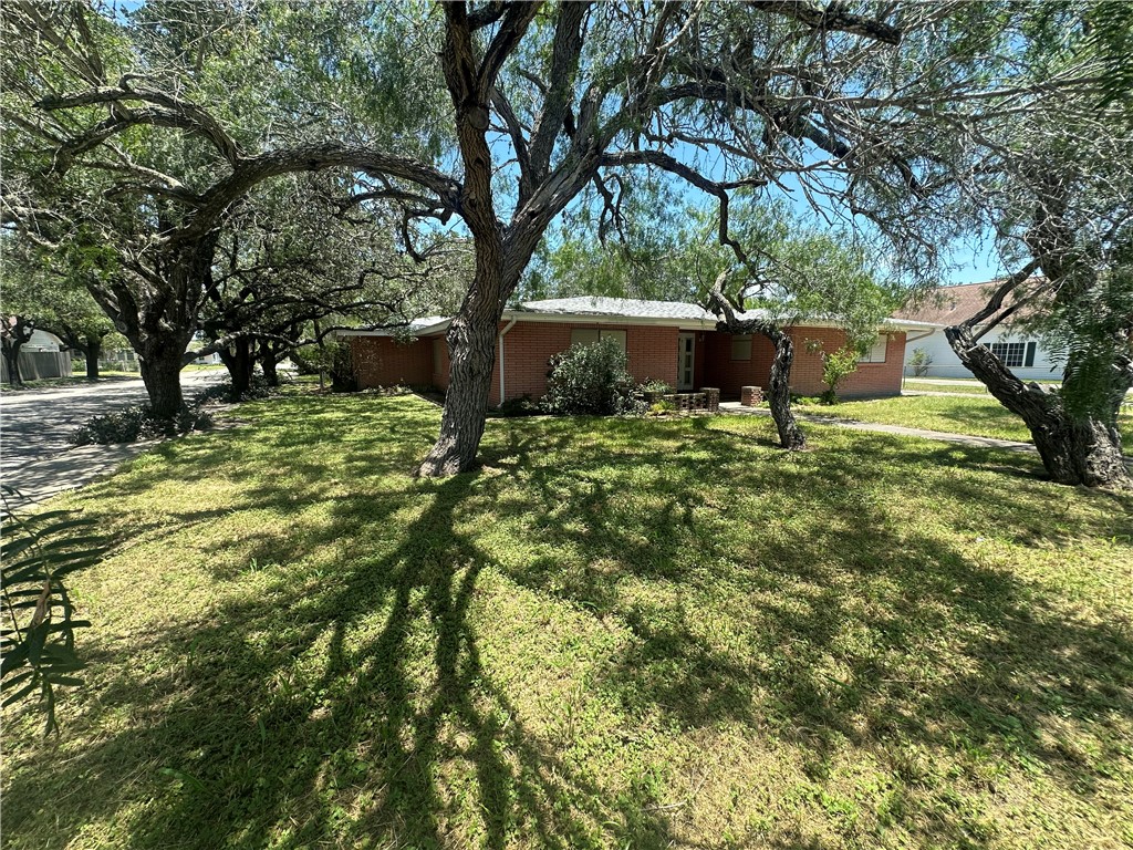 901 E Fulton St Property Photo 2