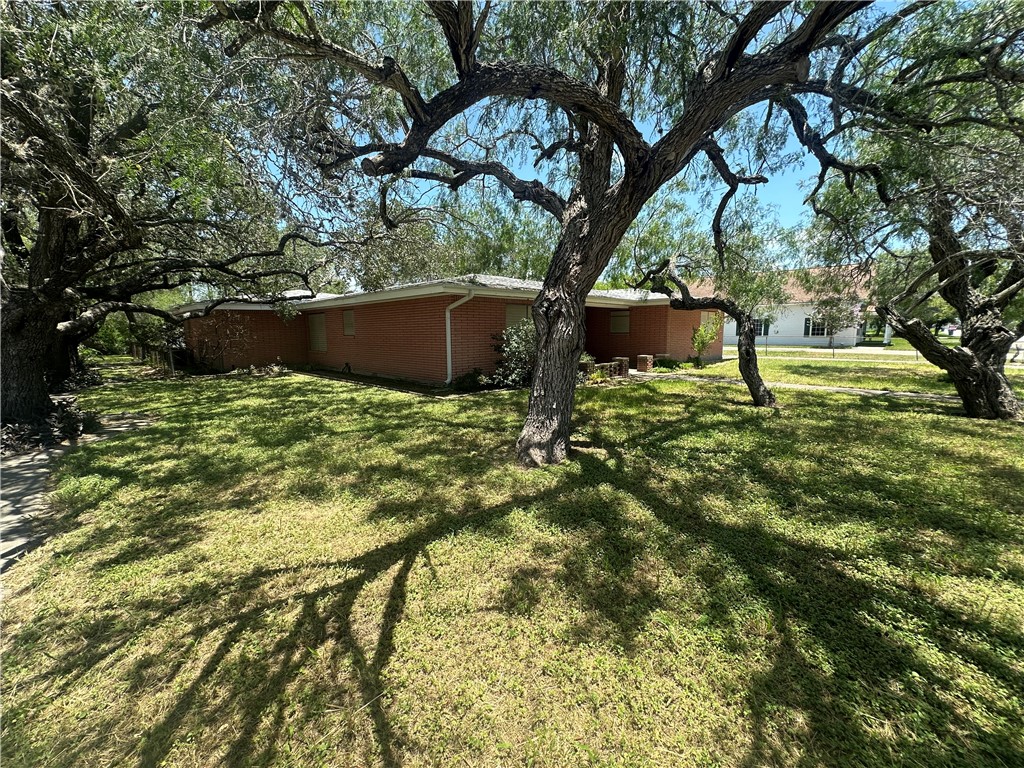901 E Fulton St Property Photo 3