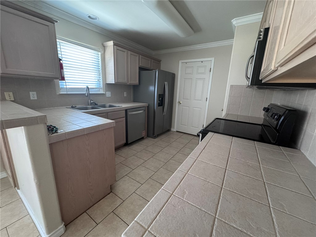 15649 Palmira Ave B Property Photo 4