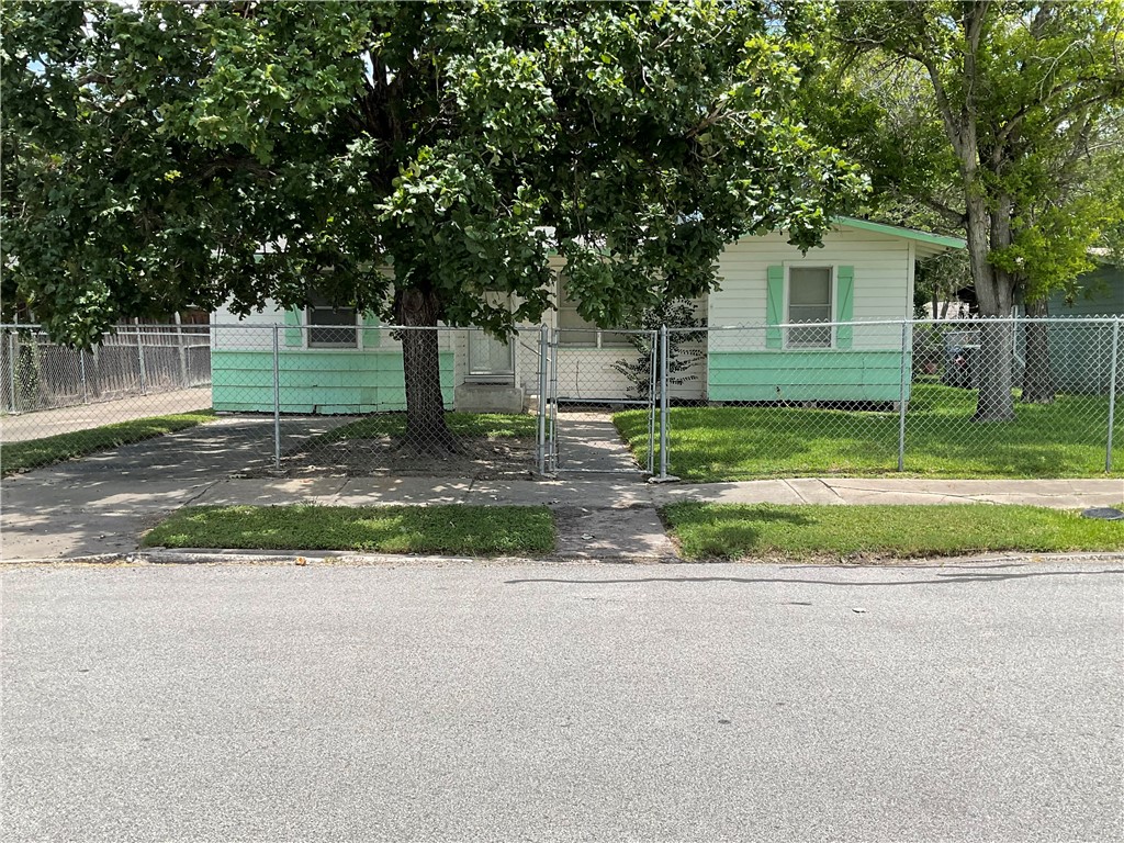 1202 Zarsky Dr Property Photo 2