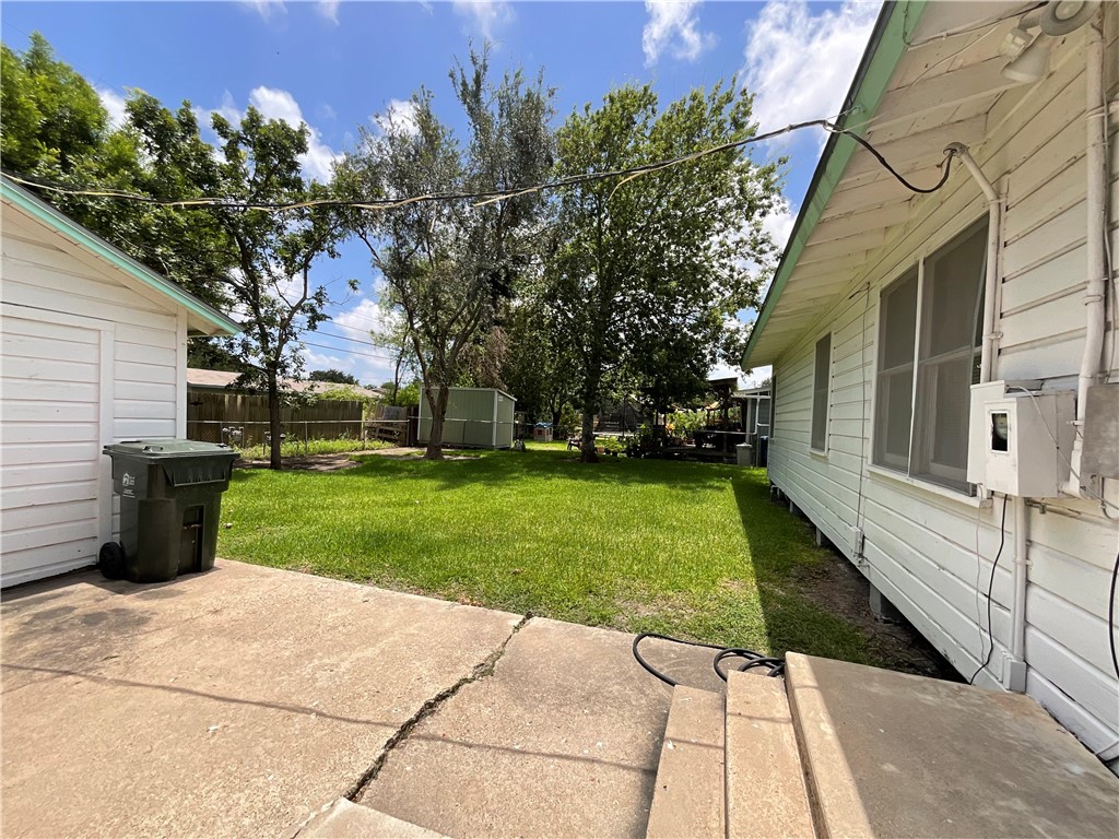 1202 Zarsky Dr Property Photo 14