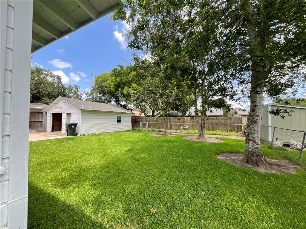 1202 Zarsky Dr Property Photo 15