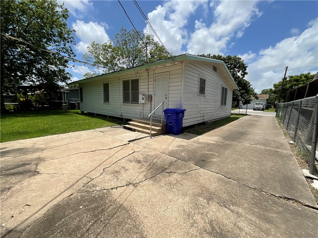 1202 Zarsky Dr Property Photo 17