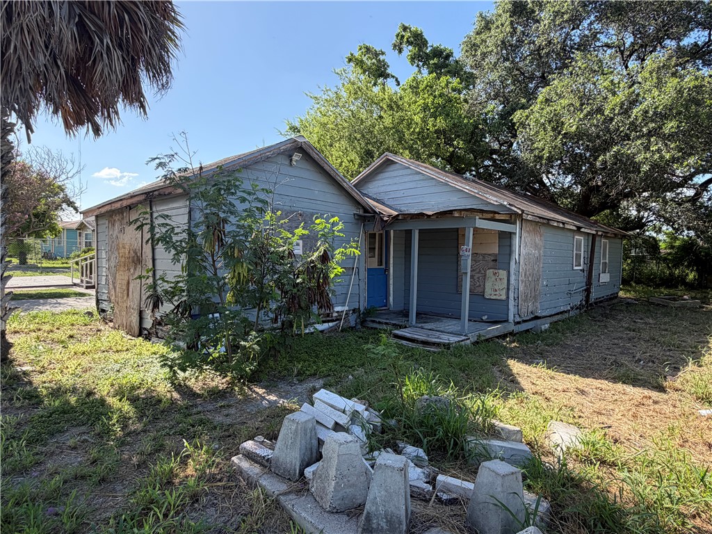 641 W Avenue E Property Photo 1